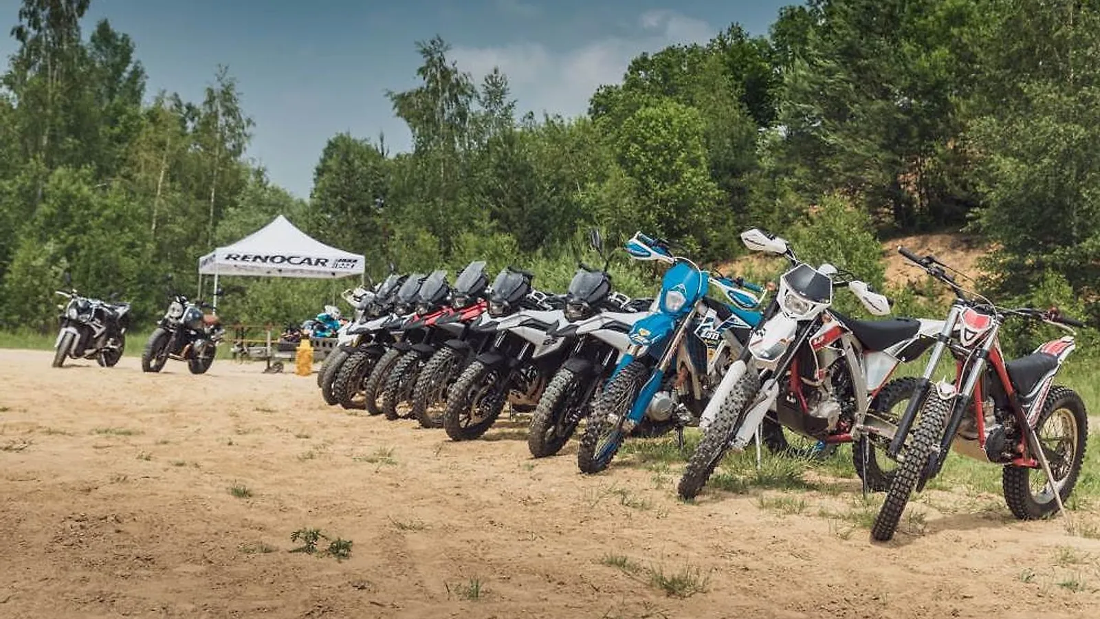Řada motorek motoškoly Přijďte se projet, od trialek přes lehká endura po BMW GS, připravená na výuku na nezpevněné ploše
