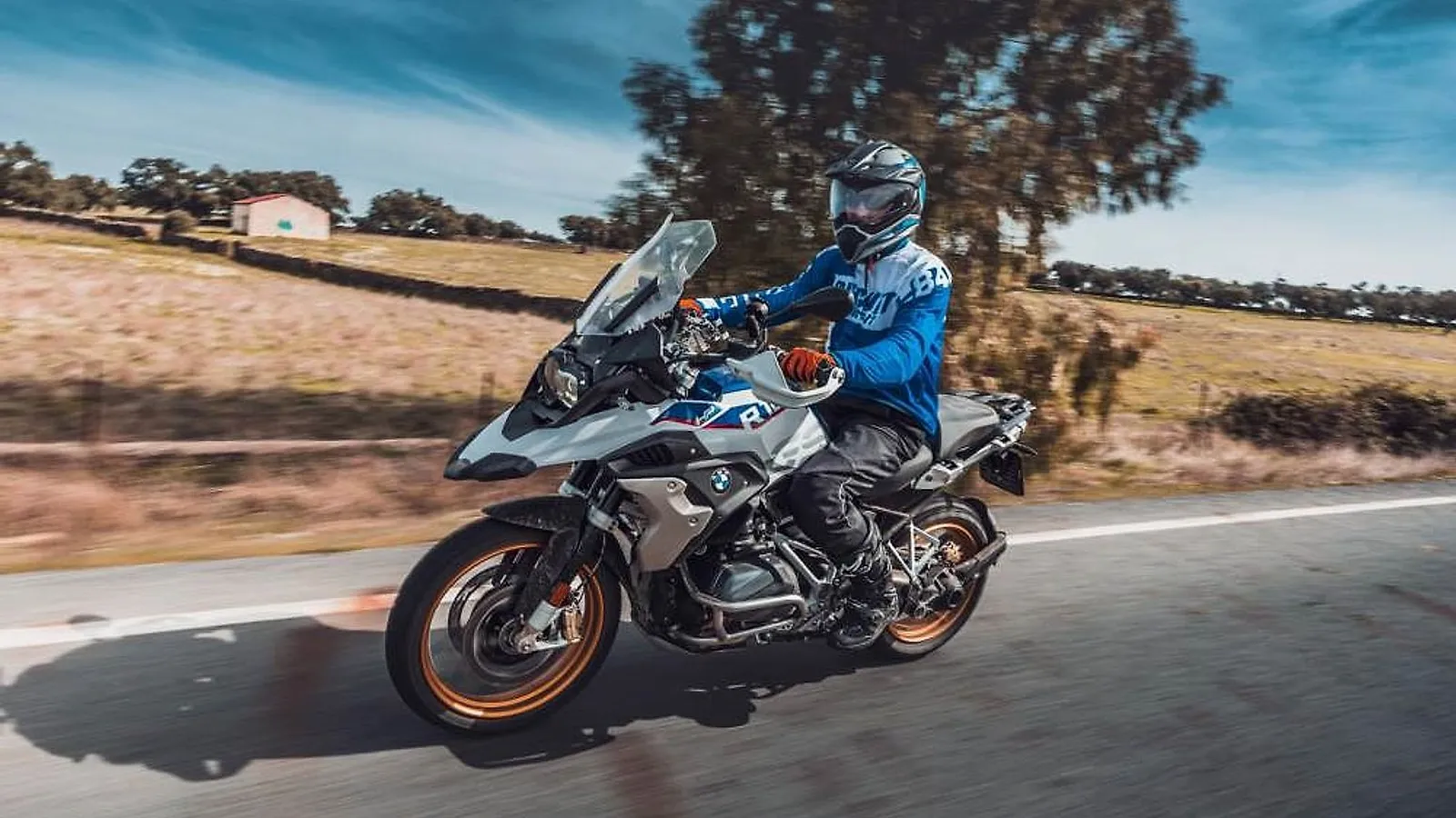 Silniční motorka BMW na klikaté silnici nad portugalským pobřežím