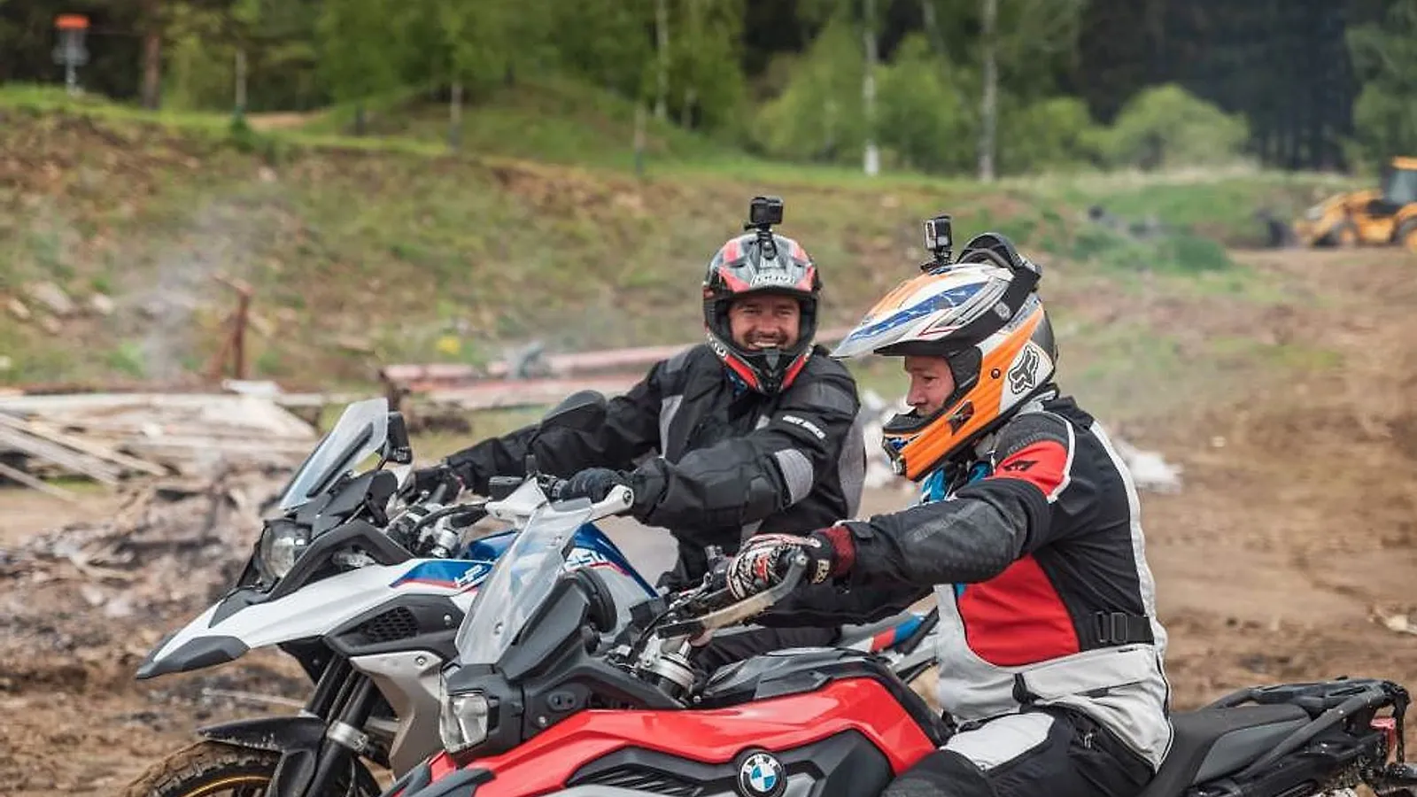 Dva jezdci na motorkách BMW GS na nezpevněné trati během výuky v terénu