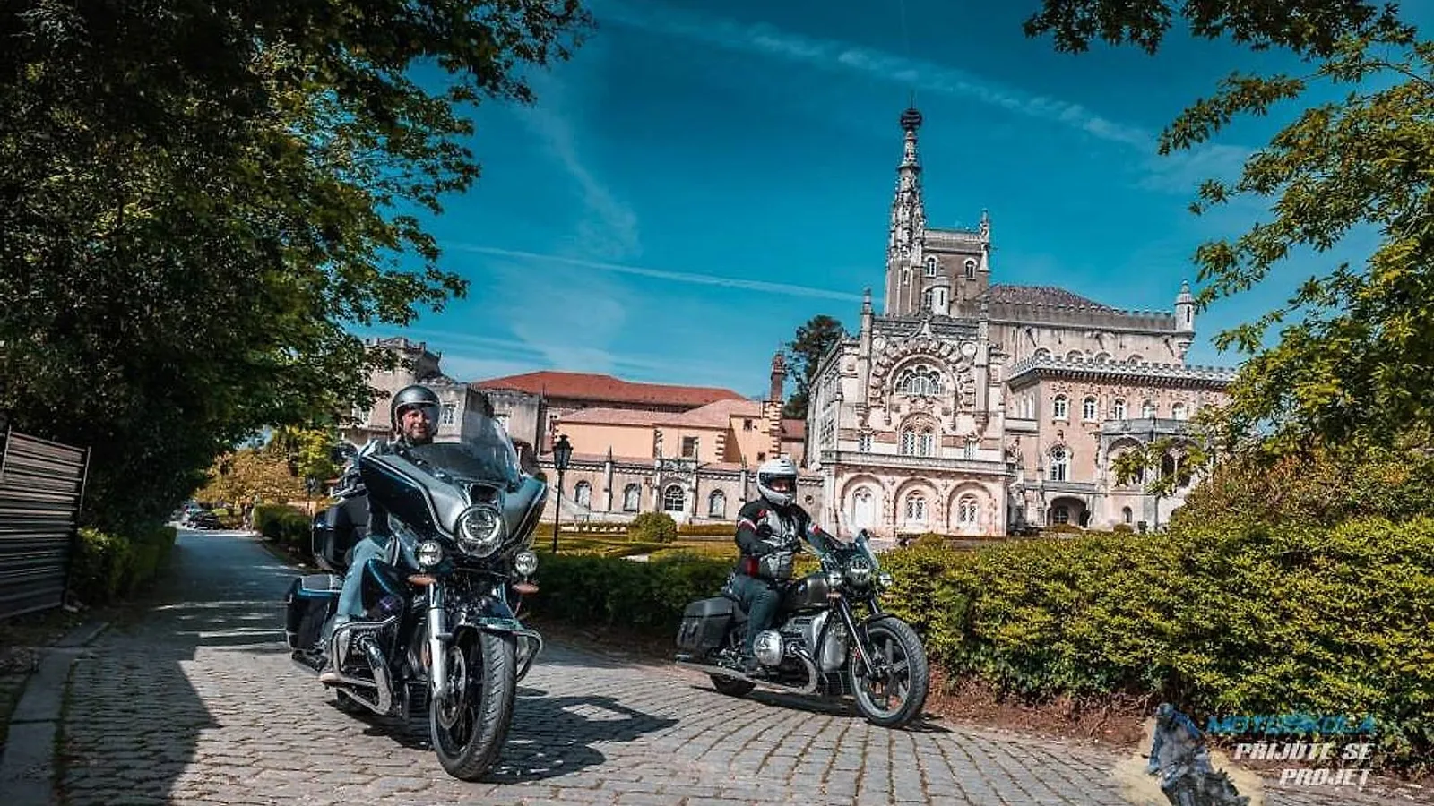 Cruiser BMW R 18 zaparkovaný na horské silnici v Krkonoších