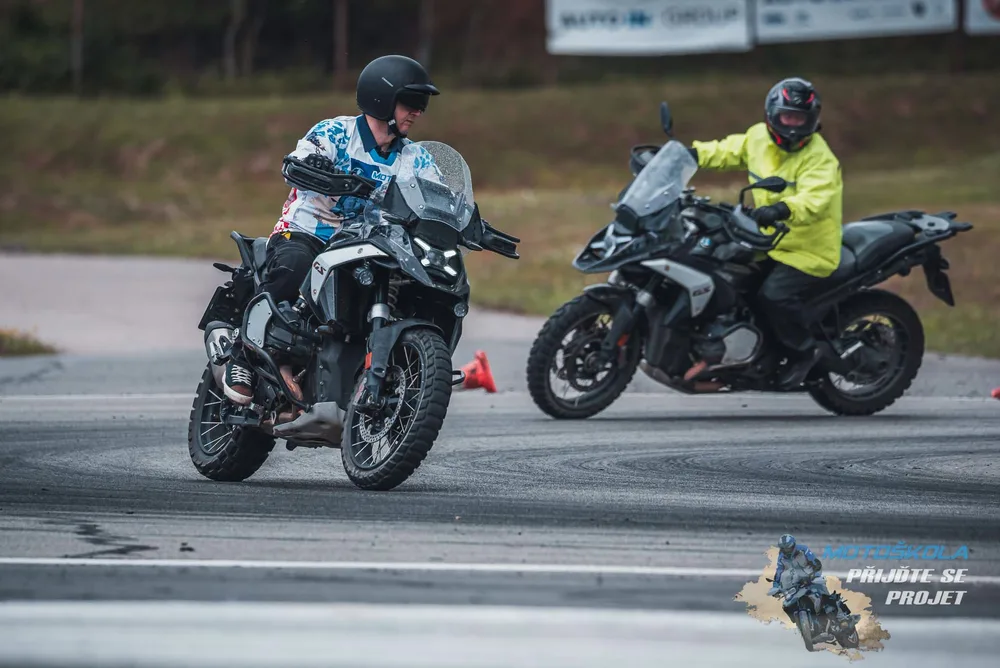 Dva jezdci na motorkách BMW GS na okruhu motoškoly