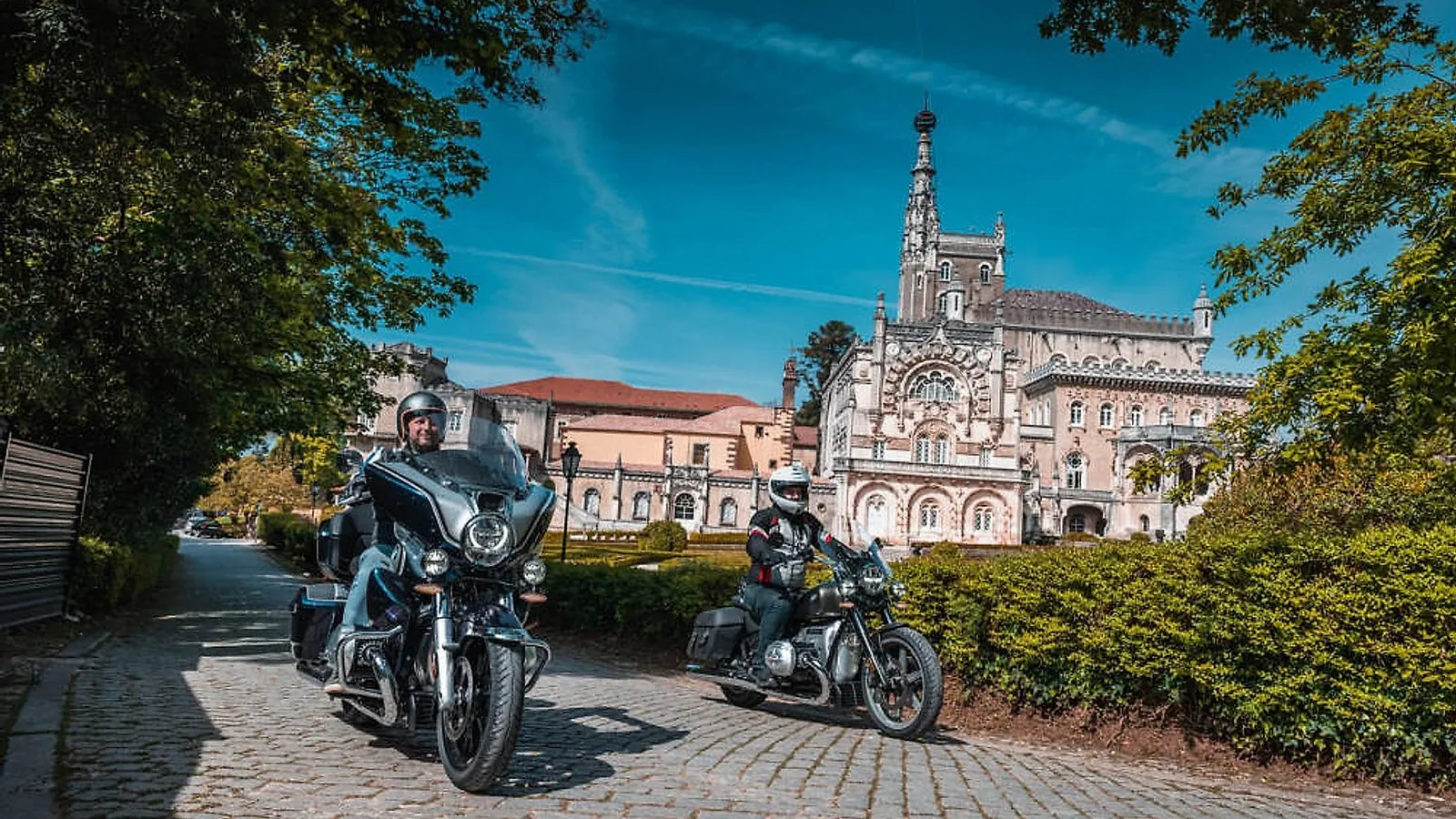 Cruiser BMW R 18 na pobřežní silnici v Portugalsku s výhledem na oceán