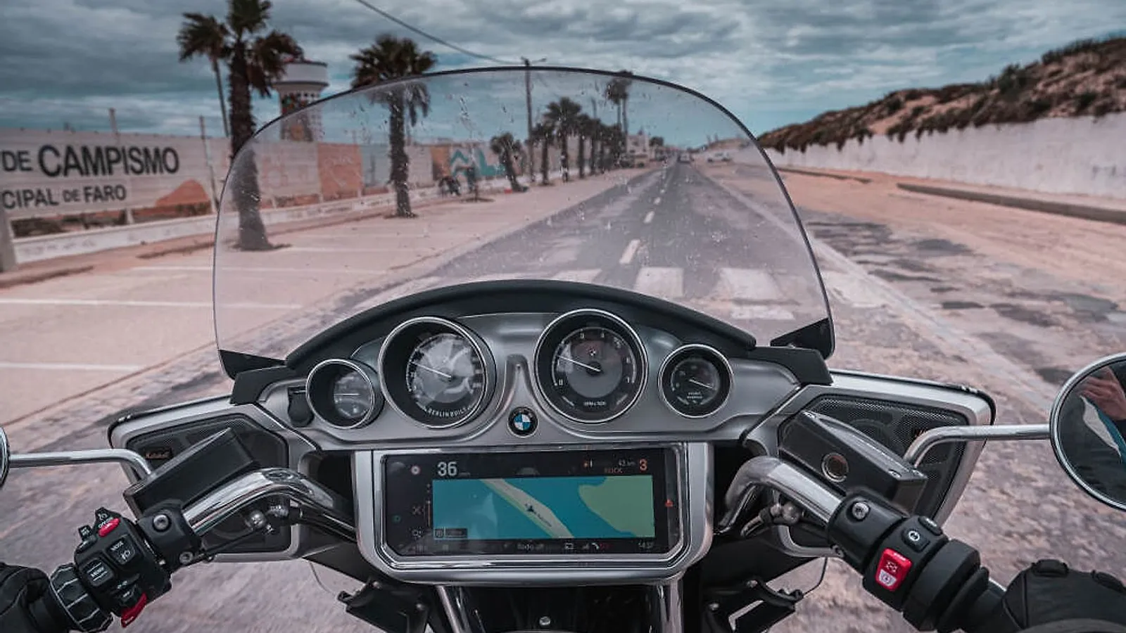 Cruiser BMW R 18 na portugalské silnici s výhledem na Atlantik