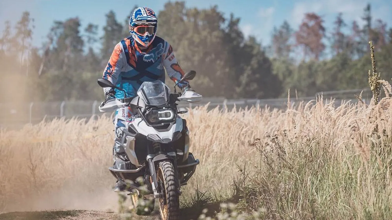 Jezdec na endurové motorce BMW v terénu při tréninku motoškoly