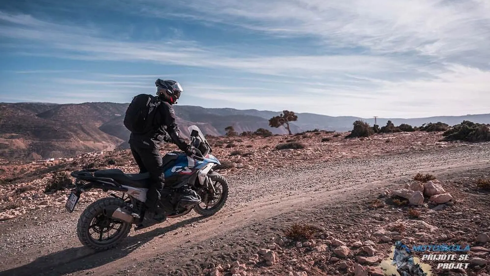 Jezdec na BMW GS na kamenité cestě nad marockým kaňonem