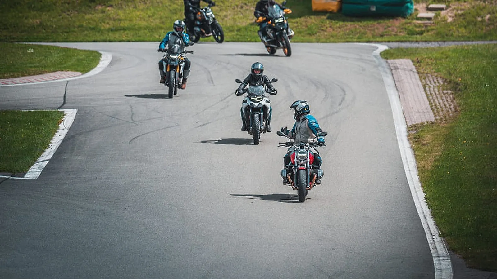 Dům s hospodou v Desné, nová základna týdenních kempů motoškoly