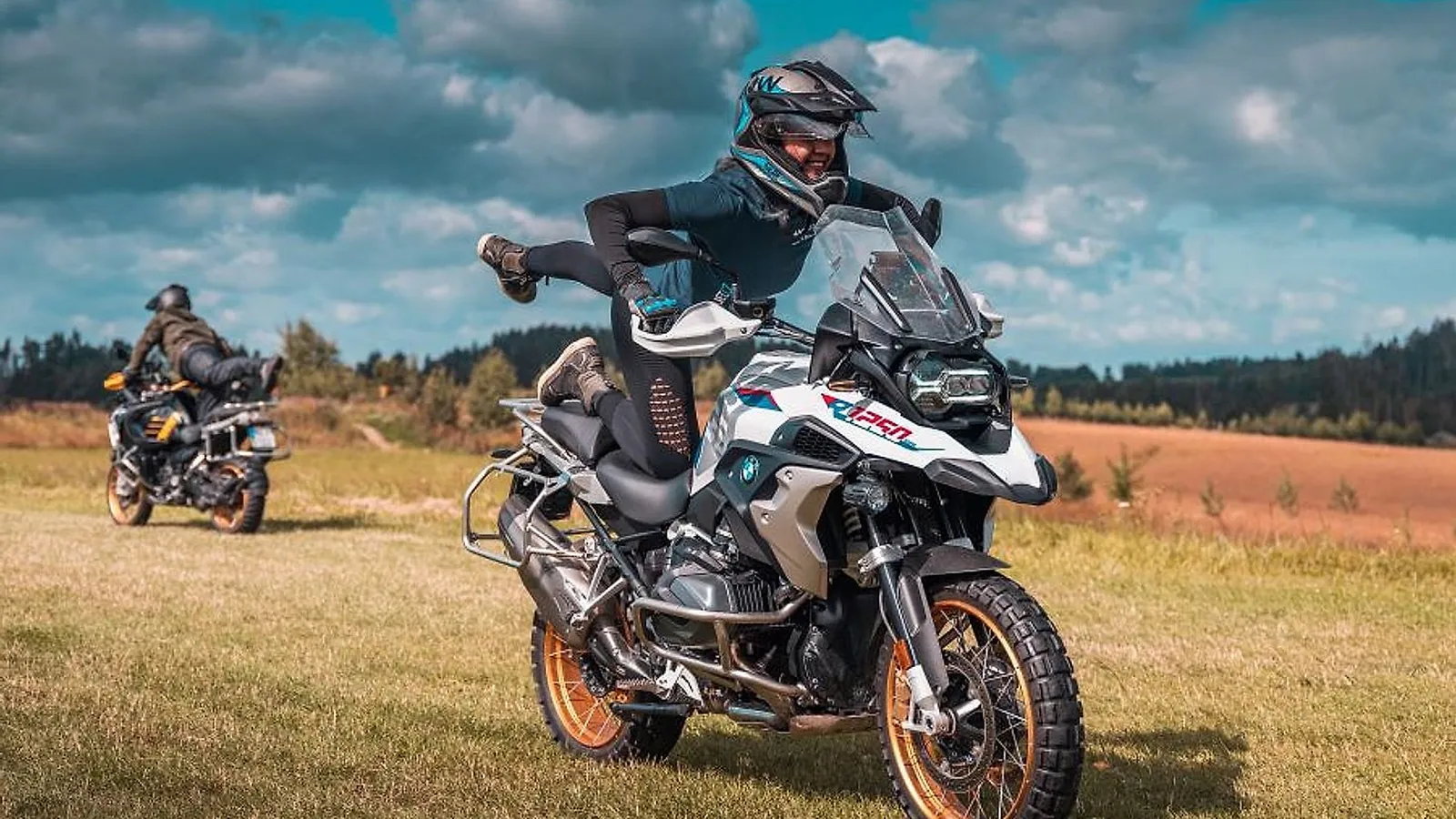 Jezdec na endurové motorce BMW během tréninku v terénu