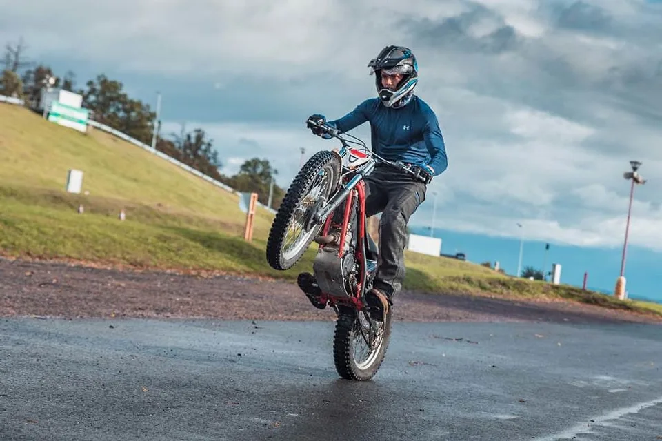 Martin Matějíček na trialové motorce se zvednutým předním kolem