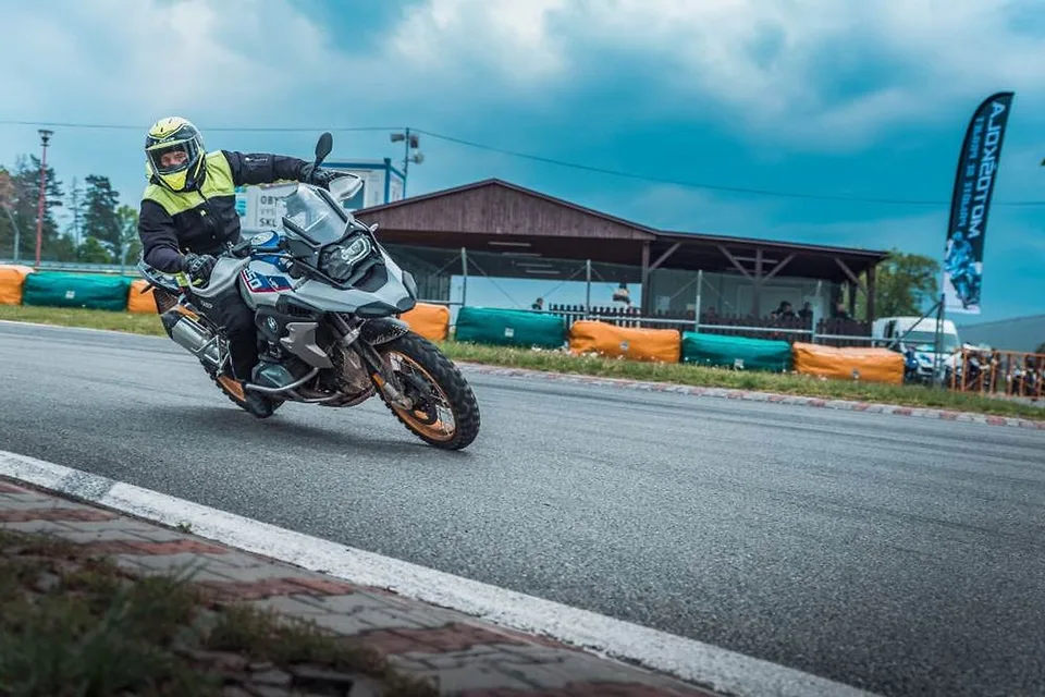 Jezdec na BMW GS v zatáčce závodního okruhu ve Vysokém Mýtě