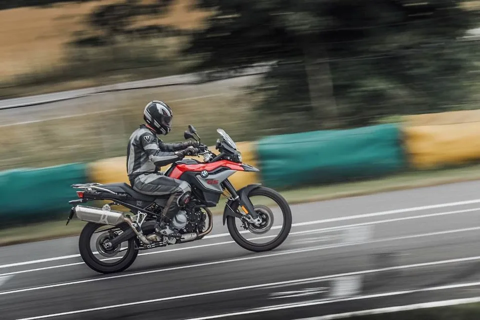 Jezdec na BMW F 850 GS v rychlé jízdě po závodním okruhu